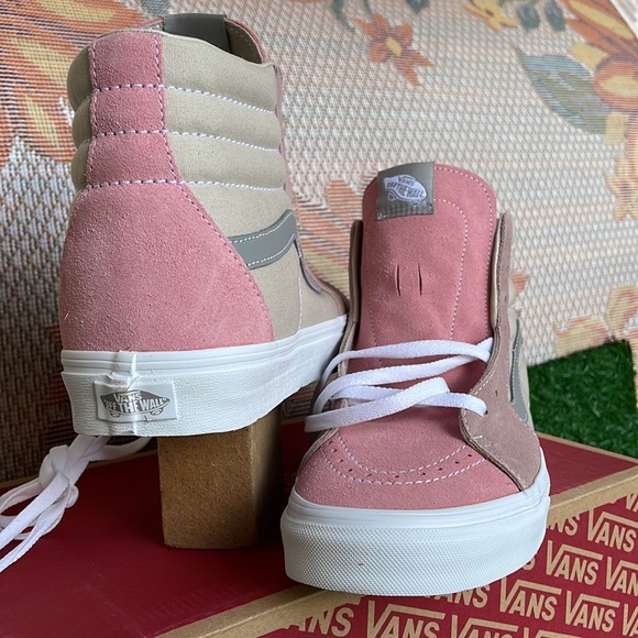 Vans Men’s Sk8-Hi
Color Block Pink/Multi
VN0A7Q5NBIY
Sneakers - Picture 10 of 16